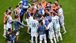 Así recibieron los jugadores de Argentina a Dibu Martínez en el vestuario ¡y hubo baile!