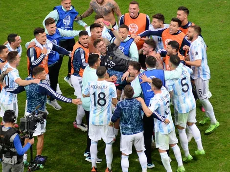 Así recibieron los jugadores de Argentina a Dibu Martínez en el vestuario ¡y hubo baile!
