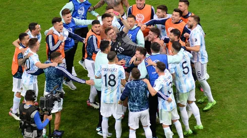 Así recibieron los jugadores de Argentina a Dibu Martínez en el vestuario ¡y hubo baile!