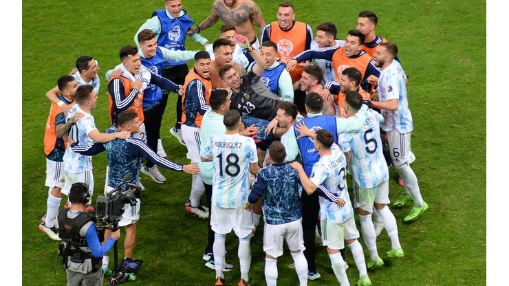 Así recibieron los jugadores de Argentina a Dibu Martínez en el vestuario ¡y hubo baile!