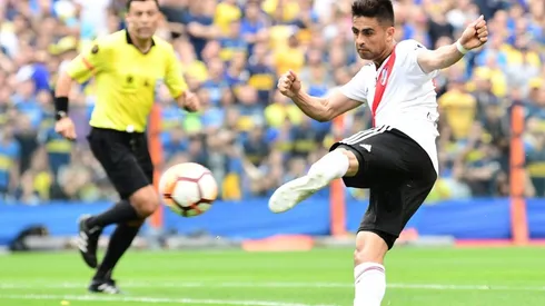 El Pity Martínez y una de sus voleas en La Bombonera.