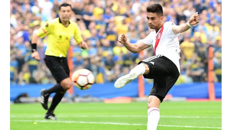 El Pity Martínez y una de sus voleas en La Bombonera.