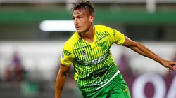 Romero festejando un gol en Defensa y Justicia.