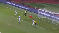 Dibu Martínez no cortó un centro y todos se acordaron de Armani