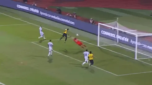 Dibu Martínez no cortó un centro y todos se acordaron de Armani