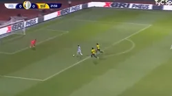 Nadie puede entender que este mano a mano de Messi no terminó en gol