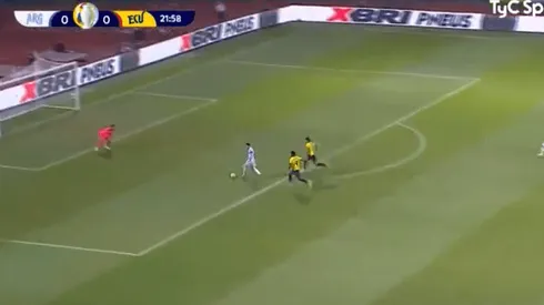 Nadie puede entender que este mano a mano de Messi no terminó en gol