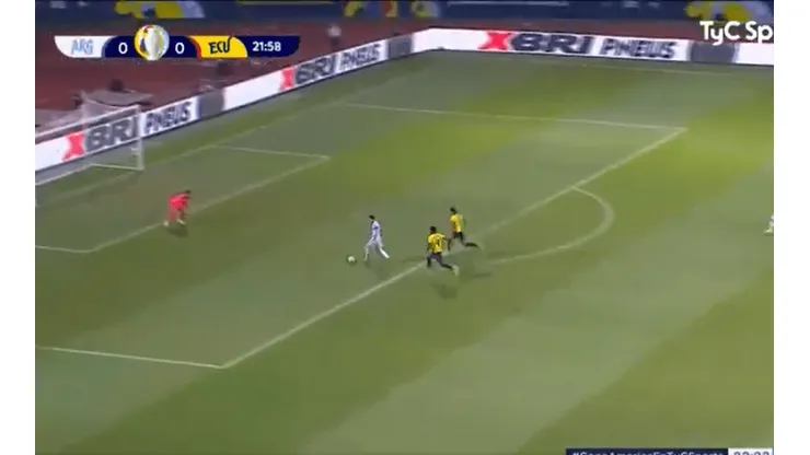 Nadie puede entender que este mano a mano de Messi no terminó en gol