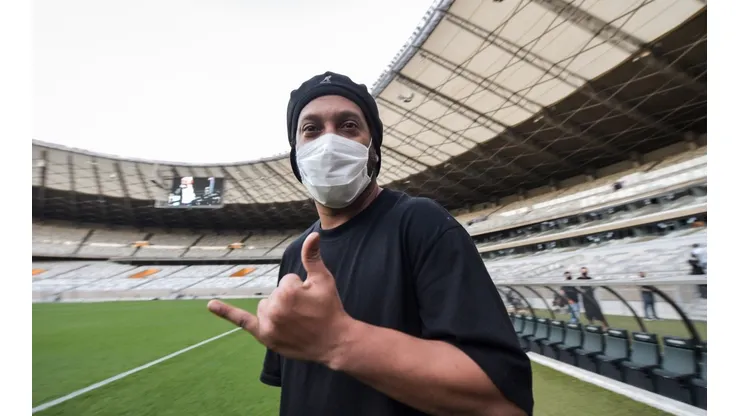 Sonríe el fútbol: Ronaldinho volverá a jugar