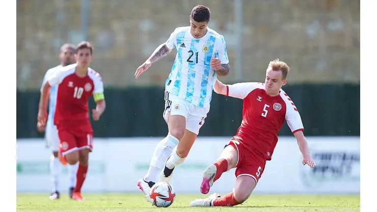 Una de las joyas del fútbol argentino seguirá su carrera en Inglaterra