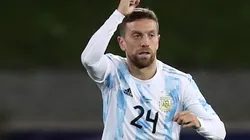 Gran partido del Papu: convirtió el primero y generó el segundo gol argentino.