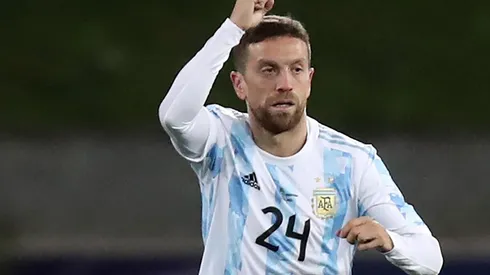 Gran partido del Papu: convirtió el primero y generó el segundo gol argentino.