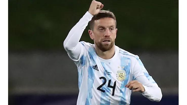 Gran partido del Papu: convirtió el primero y generó el segundo gol argentino.