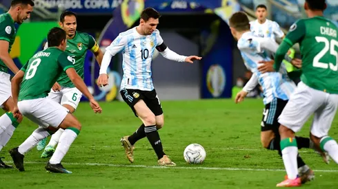 Papu Gómez provocó el penal y Messi puso el 2-0 de Argentina