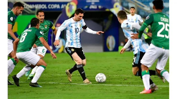 Papu Gómez provocó el penal y Messi puso el 2-0 de Argentina