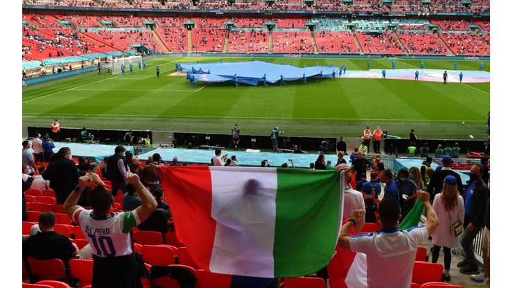 Después de esto, vas a alentar por Italia: los hinchas cantan por Maradona en Wembley