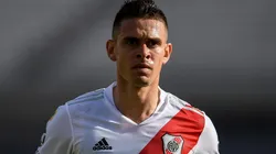 Rafael Santos Borré luciendo la camiseta de River.