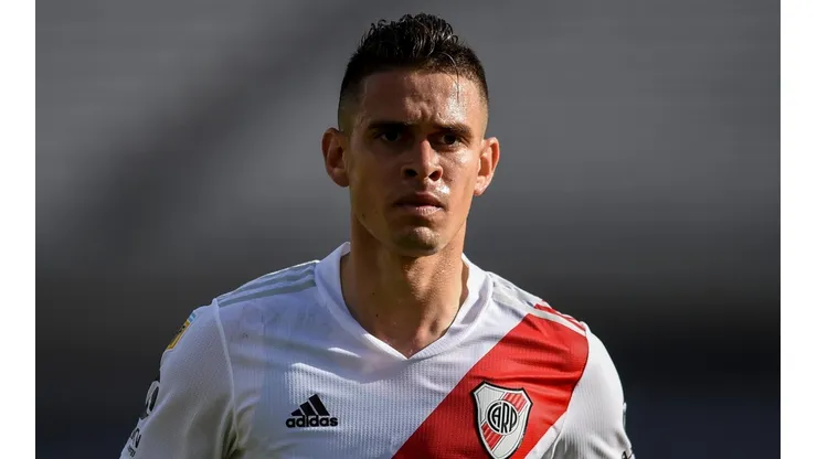 Rafael Santos Borré luciendo la camiseta de River.