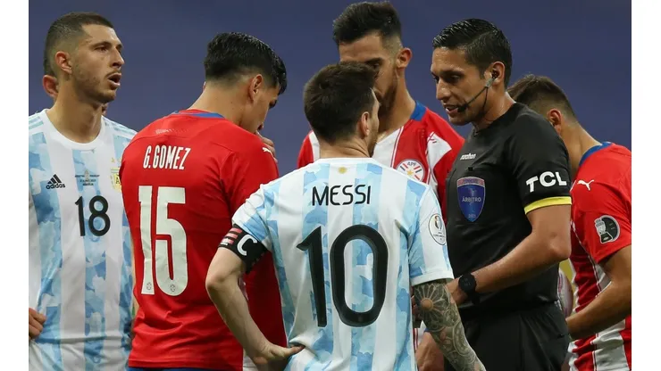 Las protestas de Lionel Messi a Jesús Valenzuela.