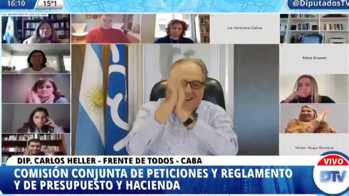 Los diputados aplaudieron a Maradona.