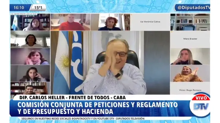 Los diputados aplaudieron a Maradona.