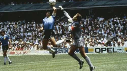 Diego Maradona y el gol con la mano ante Peter Shilton.
