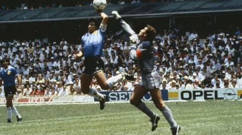 Diego Maradona y el gol con la mano ante Peter Shilton.