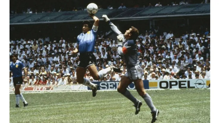 Diego Maradona y el gol con la mano ante Peter Shilton.