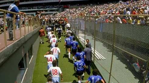 Argentina e Inglaterra saliendo a la cancha antes de enfrentarse en el Mundial de México 86'. (Foto: Getty).