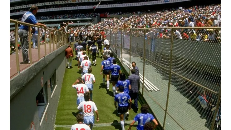 Argentina e Inglaterra saliendo a la cancha antes de enfrentarse en el Mundial de México 86'. (Foto: Getty).