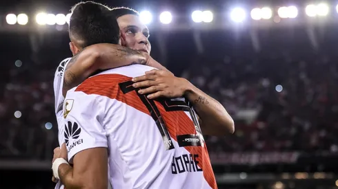 Abrazo entre Juan Fernando Quintero y Rafael Santos Borré.