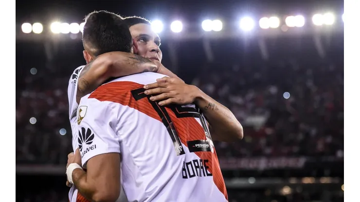 Abrazo entre Juan Fernando Quintero y Rafael Santos Borré.