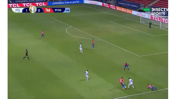 Para ver en loop toda la noche: el caño de Messi sobre el final del partido