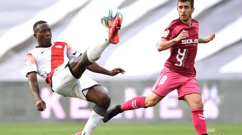 Luis Advíncula durante un encuentro con Rayo Vallecano.