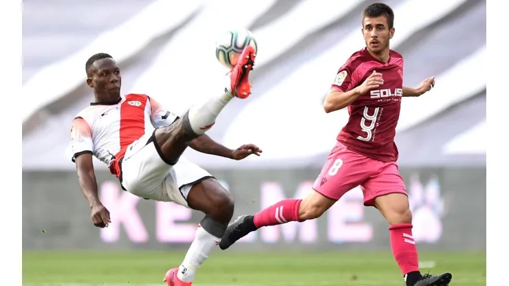 Luis Advíncula durante un encuentro con Rayo Vallecano.