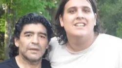 La foto de Tomás con Maradona.