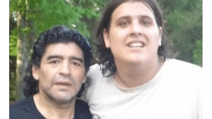 La foto de Tomás con Maradona.