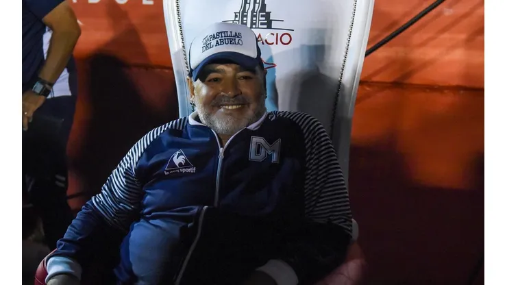 Maradona en su paso por Gimnasia, en el duelo ante Huracán donde elogió a Briasco