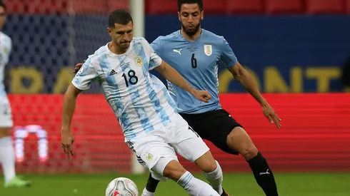 Estreno, gol y tarea cumplida: gran partido de Guido Rodríguez en el clásico rioplatense.
