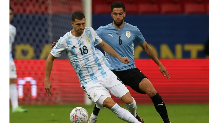 Estreno, gol y tarea cumplida: gran partido de Guido Rodríguez en el clásico rioplatense.