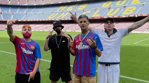 L-Gante posando con su equipo en el Camp Nou (Foto: lgante_keloke vía Instagram)