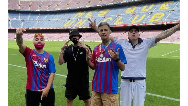 L-Gante posando con su equipo en el Camp Nou (Foto: lgante_keloke vía Instagram)
