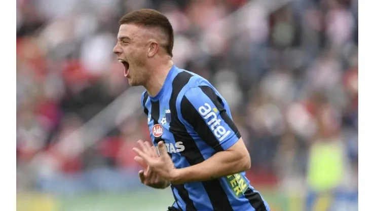 Ignacio Ramírez festejando un gol en Uruguay.