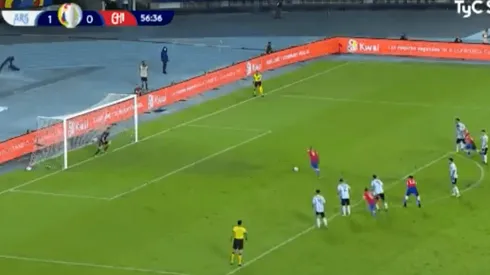 Video: Martínez le atajó un penal a Vidal y Vargas lo empató de rebote para Chile