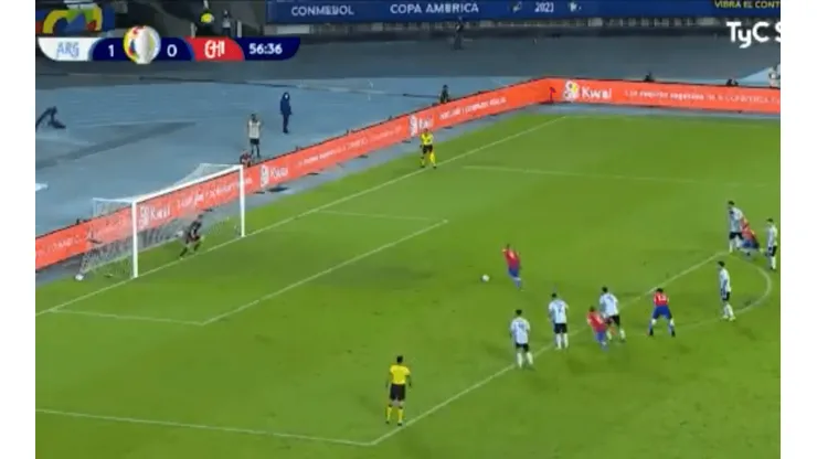 Video: Martínez le atajó un penal a Vidal y Vargas lo empató de rebote para Chile