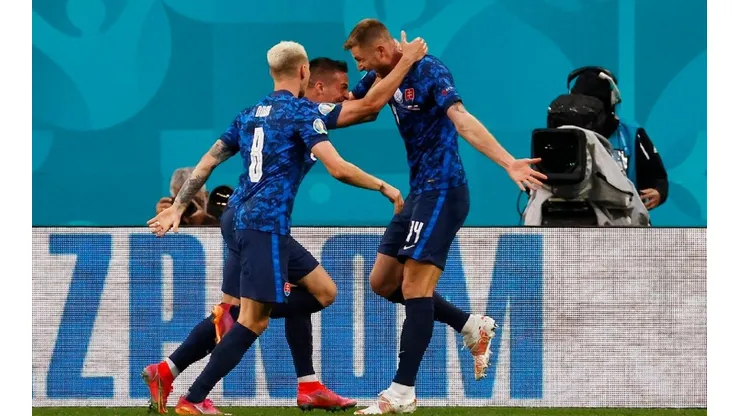 La celebración eslovaca en el 2-1 de Skriniar.
