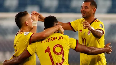 El receptor de los abrazos: Edwin convirtió un golazo para Colombia.