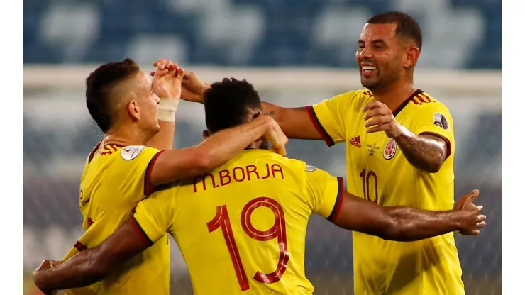 El receptor de los abrazos: Edwin convirtió un golazo para Colombia.