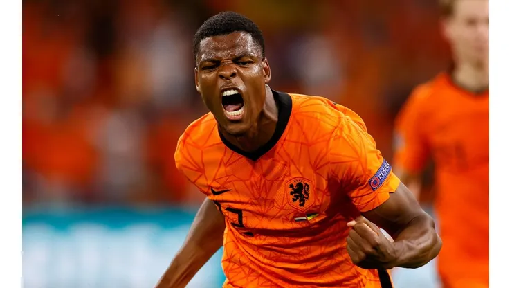 El festejo de Denzel Dumfries para el 3-2 definitivo.