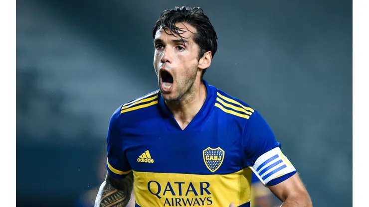Emmanuel Más durante un partido de Boca.